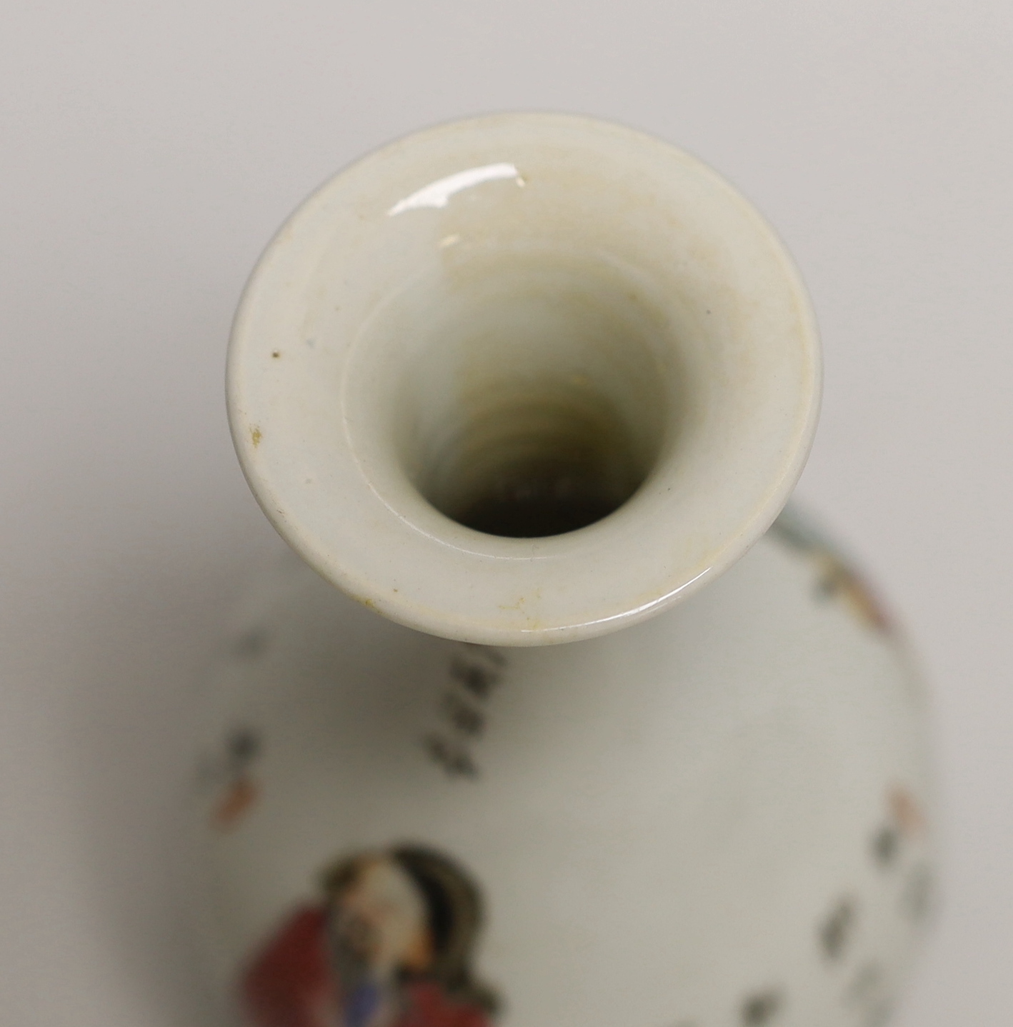 A Chinese famille rose vase, 16cm